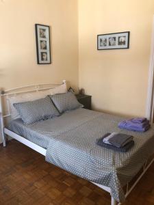 Un dormitorio con una cama con una manta. en Vintage apartment , 700m from metro, en Atenas