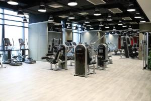 un gimnasio con filas de cintas de correr y máquinas en Yuluxe Hotel Chengdu, en Chengdú