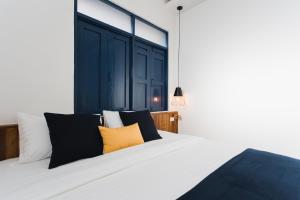 Rúm í herbergi á Spinomad hostel