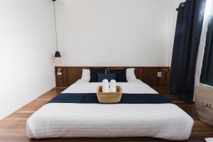 Rúm í herbergi á Spinomad hostel