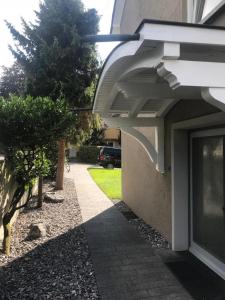 a side view of a building with a walkway at Ferienwohnung *stadtnah* ruhig* modern in Ravensburg