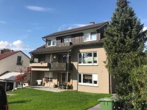 ラーベンスブルクにあるFerienwohnung *stadtnah* ruhig* modernの前に木がある大きな家