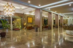 un vestíbulo de un hotel con una lámpara de araña en Grand Inna Tunjungan, en Surabaya