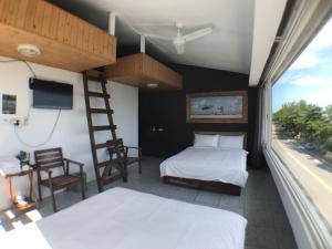 Llit o llits en una habitació de Donghe surf shop & Hostel