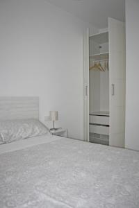 Posteľ alebo postele v izbe v ubytovaní Apartamentos Angelita Plaza Beach