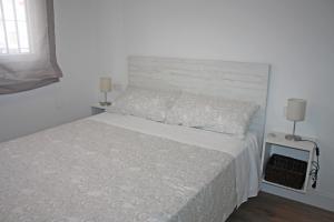 Posteľ alebo postele v izbe v ubytovaní Apartamentos Angelita Plaza Beach