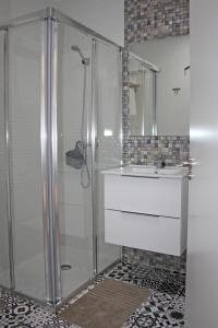 y baño con ducha y lavamanos. en Apartamentos Angelita Plaza Beach, en Málaga