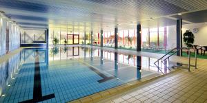 Der Swimmingpool an oder in der Nähe von Hessen Hotelpark Hohenroda
