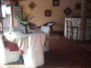 A restaurant or other place to eat at VILLA SINGOLA -SOLE-LUNA-Casavilladusoleil