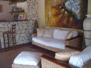 A seating area at VILLA SINGOLA -SOLE-LUNA-Casavilladusoleil