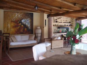 A seating area at VILLA SINGOLA -SOLE-LUNA-Casavilladusoleil