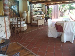 A seating area at VILLA SINGOLA -SOLE-LUNA-Casavilladusoleil