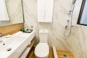 Uma casa de banho em Eco Tree Hotel Causeway Bay