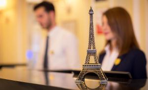 Ahli kakitangan di Paris Hotel Yerevan