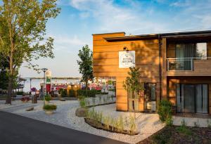 budynek z napisem na boku w obiekcie Hotel am See Rust w mieście Rust