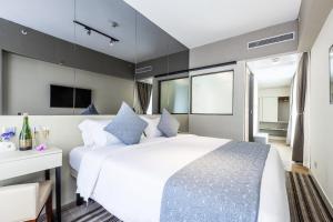 Uma cama ou camas num quarto em Eco Tree Hotel Causeway Bay