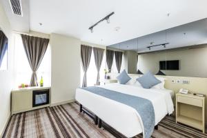 Uma cama ou camas num quarto em Eco Tree Hotel Causeway Bay