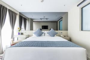 Uma cama ou camas num quarto em Eco Tree Hotel Causeway Bay