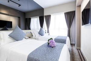 Uma cama ou camas num quarto em Eco Tree Hotel Causeway Bay