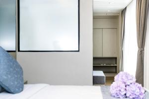 Uma cama ou camas num quarto em Eco Tree Hotel Causeway Bay