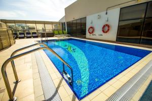 Kolam renang di atau dekat dengan The Royal Riviera Hotel Doha