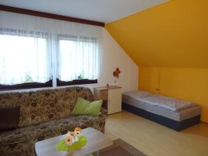 ein Wohnzimmer mit einem Sofa und einem Bett in der Unterkunft Ferienwohnung Kretschmer in Dessau