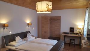 Ένα ή περισσότερα κρεβάτια σε δωμάτιο στο Gasthaus zum Hirschen
