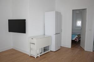 Televízia a/alebo spoločenská miestnosť v ubytovaní Apartamentos Angelita Plaza Beach