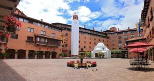 un gran edificio con una fuente en medio de un patio en Estelar Apartamentos Bogotá - La Fontana, en Bogotá