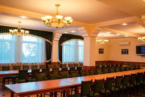 チェルカースィにあるVershnykの会議室(長いテーブルと椅子付)