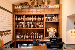 un bar con molte bottiglie di alcol di The Litton a Litton