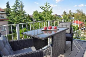 einen Balkon mit einem Tisch und zwei Äpfeln darauf in der Unterkunft Domfreiheit in Naumburg