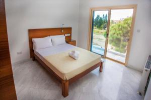 Un pat sau paturi într-o cameră la Coralli Villas