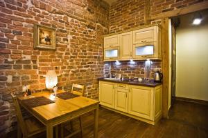 Kuchyňa alebo kuchynka v ubytovaní Apartamenty Chleb i Wino Toruń