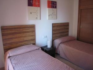 Un pat sau paturi într-o cameră la Apartamentos Turisticos Playa Principe