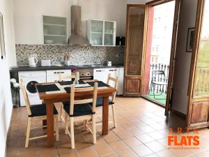 eine Küche mit einem Holztisch mit Stühlen und einem Herd in der Unterkunft CALLE CUENCA 2 in Valencia