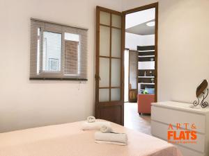 ein Schlafzimmer mit einem Bett, auf dem zwei Handtücher liegen in der Unterkunft CALLE CUENCA 2 in Valencia