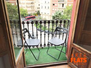 2 Stühle auf einem Balkon mit Stadtblick in der Unterkunft CALLE CUENCA 2 in Valencia