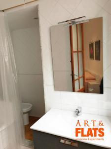 ein Badezimmer mit Waschbecken und Spiegel in der Unterkunft CALLE CUENCA 2 in Valencia + 22 Fotos