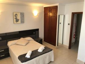 een slaapkamer met een bed met twee handdoeken erop bij Hotel Costa Mar in Loredo