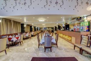 Fabhotel Prime Sarala Crown - 500M From Calangute Beach的休息区