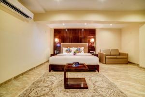 Fabhotel Prime Sarala Crown - 500M From Calangute Beach客房内的一张或多张床位