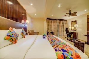 Кровать или кровати в номере FabHotel Prime Sarala Crown With Pool, Calangute Beach