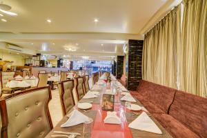 Fabhotel Prime Sarala Crown - 500M From Calangute Beach的休息区