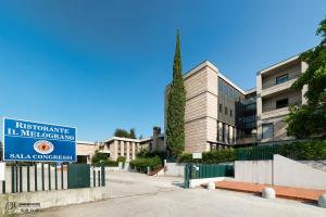 un edificio con un cartello di fronte di Hotel Garden Terni a Terni