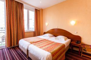 een hotelkamer met een bed en een raam bij Malecot Hotel by F-Hotels in Blankenberge