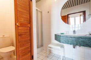 Een badkamer bij Malecot Hotel by F-Hotels