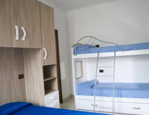 Krevet ili kreveti na sprat u jedinici u okviru objekta B&B Terracina Holiday