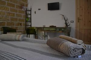 a bedroom with a bed with towels on it at B&B Polvere di stelle in Ummari