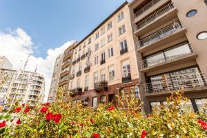布兰肯贝赫Malecot Hotel by F-Hotels的公寓大楼前方有红花